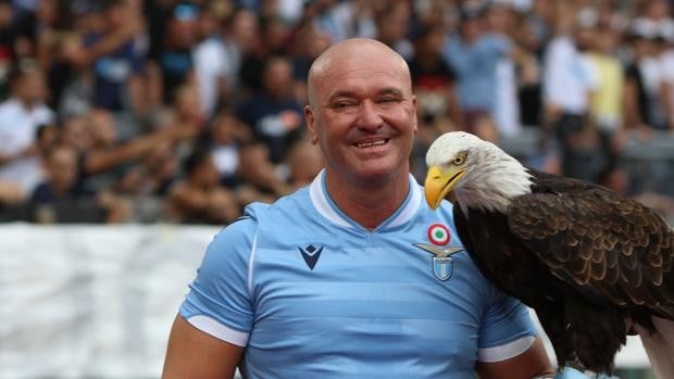 La Lazio se carga al adiestrador gaditano de su águila por hacer el saludo fascista