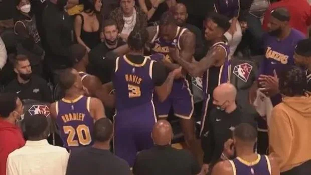 Davis y Howard llegan a las manos en mitad de un partido desastroso de los Lakers