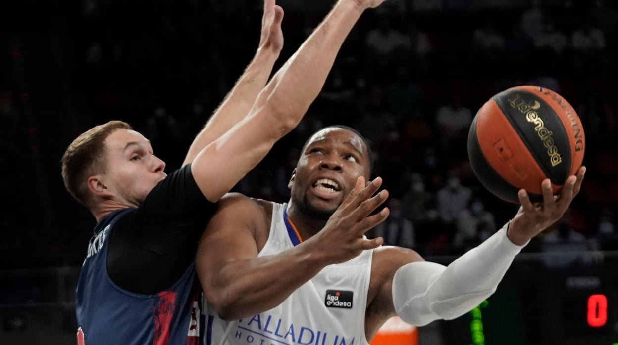 Yabusele atacando el aro de Baskonia