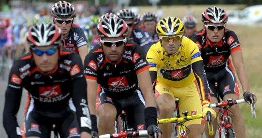 Valverde, con el maillot amarillo, durante el Tour de 2018