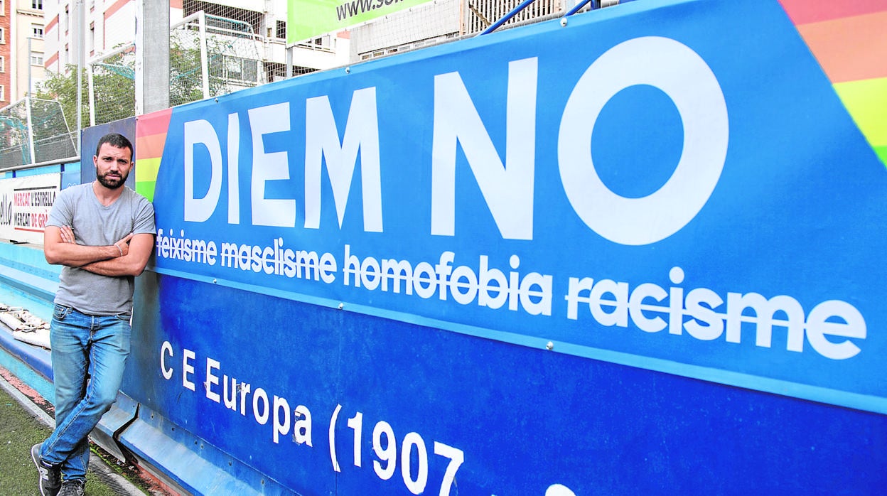 Ramón Armengol, directivo del Europa, posa junto a una pancarta en el estadio