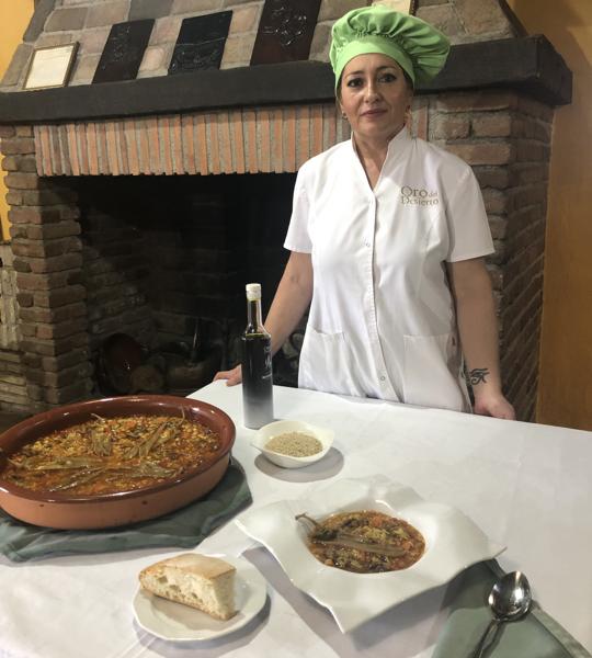 La chef de Los Albardinales, Adela Maria Vico Lopez, con el plato de gurullos con liebre