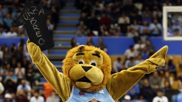 La mascota del Breogán, acusada de «insultar» y «atacar» a los jugadores del UCAM Murcia