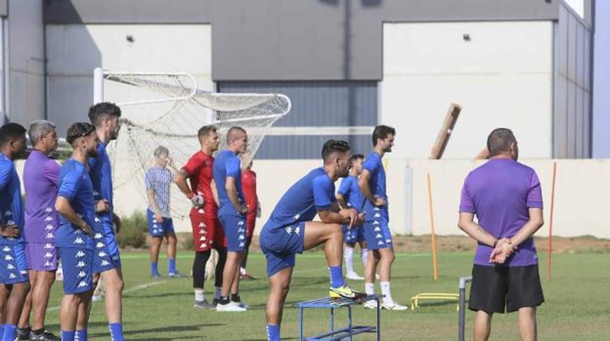 Los jugadores del Extremadura, en un entrenamiento de sta temporada