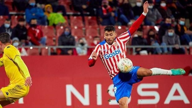 Tres goles de Stuani destrozan al Alcorcón