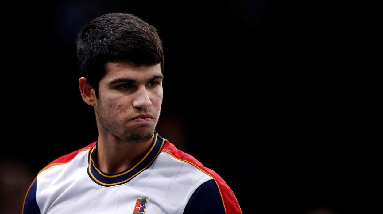 Carlos Alcaraz, durante el partido contra Hugo Gastón en París