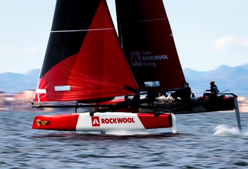 Alinghi se anota la segunda jornada de la GC32 Mar Menor Cup