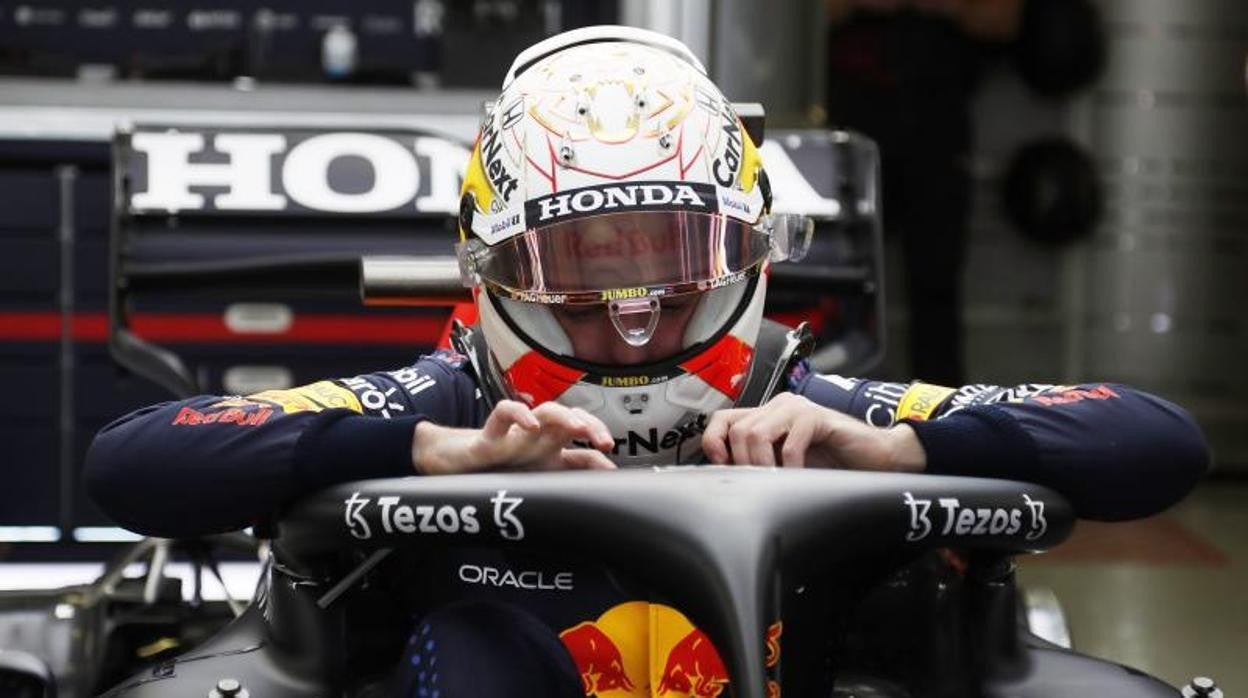 Verstappen gana con el codo en la ventanilla