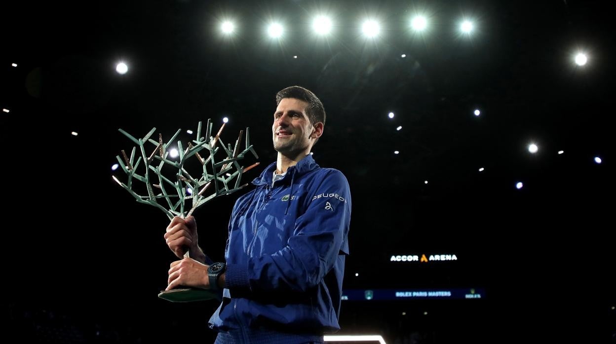 Novak Djokovic, con su último trofeo