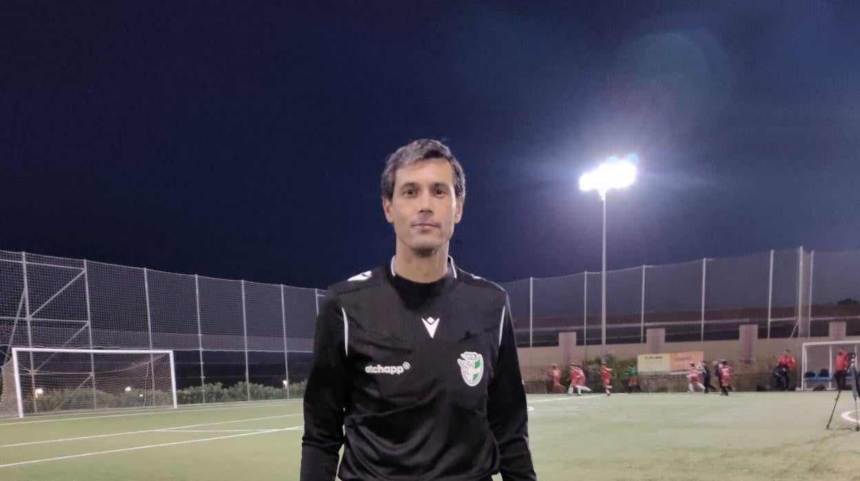 Ángel Andrés Jiménez antes de arbitrar un encuentro de fútbol base