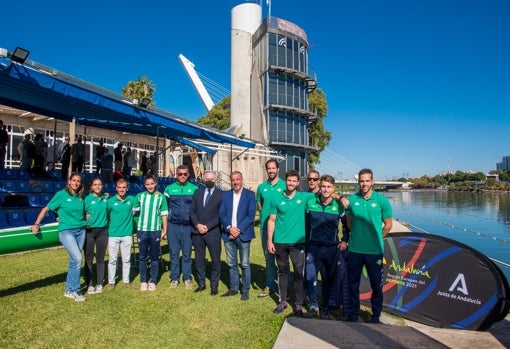 Representantes de los equipos femenino y masculino del Betis