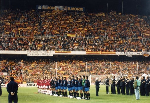 España escucha el himno en el estadio Ramón Sánchez-Pizjuán