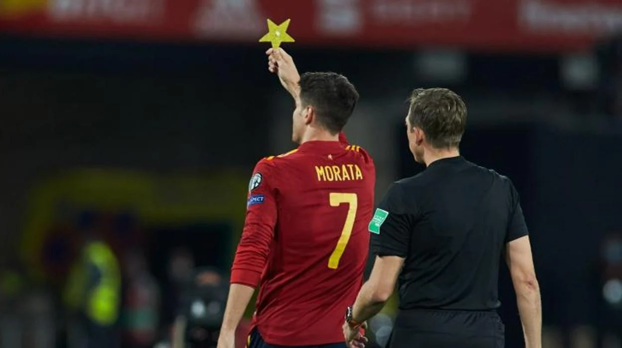 Morata, con la estrella dedicada a Miguel Ángel en el España-Suecia