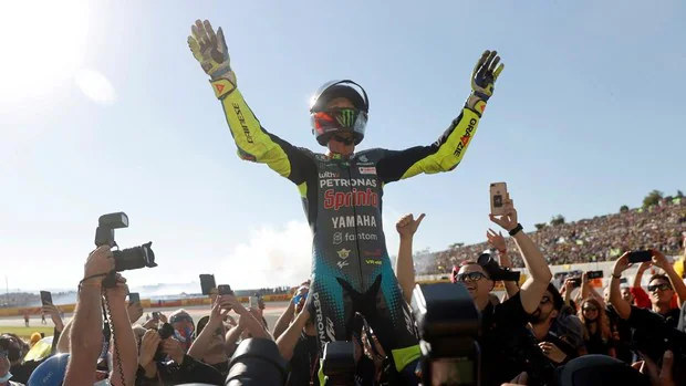 Valentino Rossi se baja de la moto y ya es leyenda