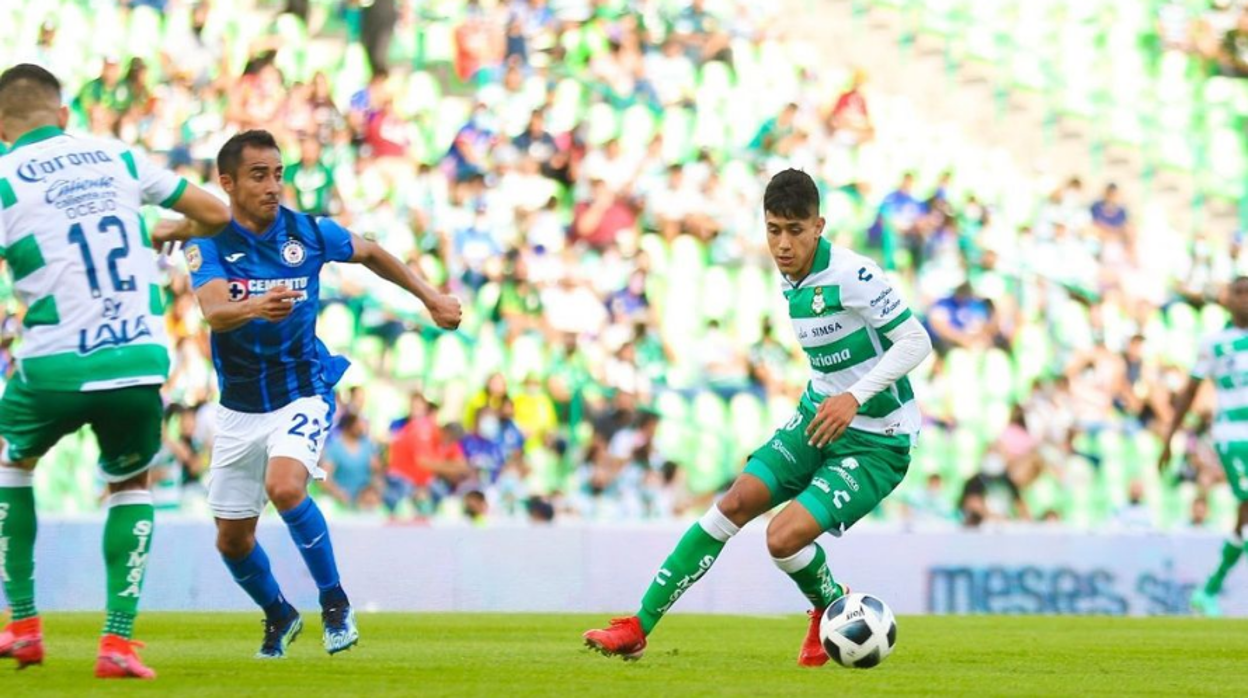 Omar Campos en un encuentro de la Liga mejicana