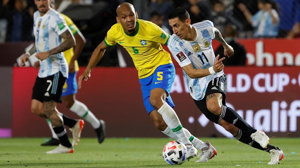 Angel Di Maria de Argentina disputa el balón con Fabinho de Brasil hoy, en un partido de las eliminatorias sudamericanas para el Mundial de Catar 2022 entre Argentina y Brasil