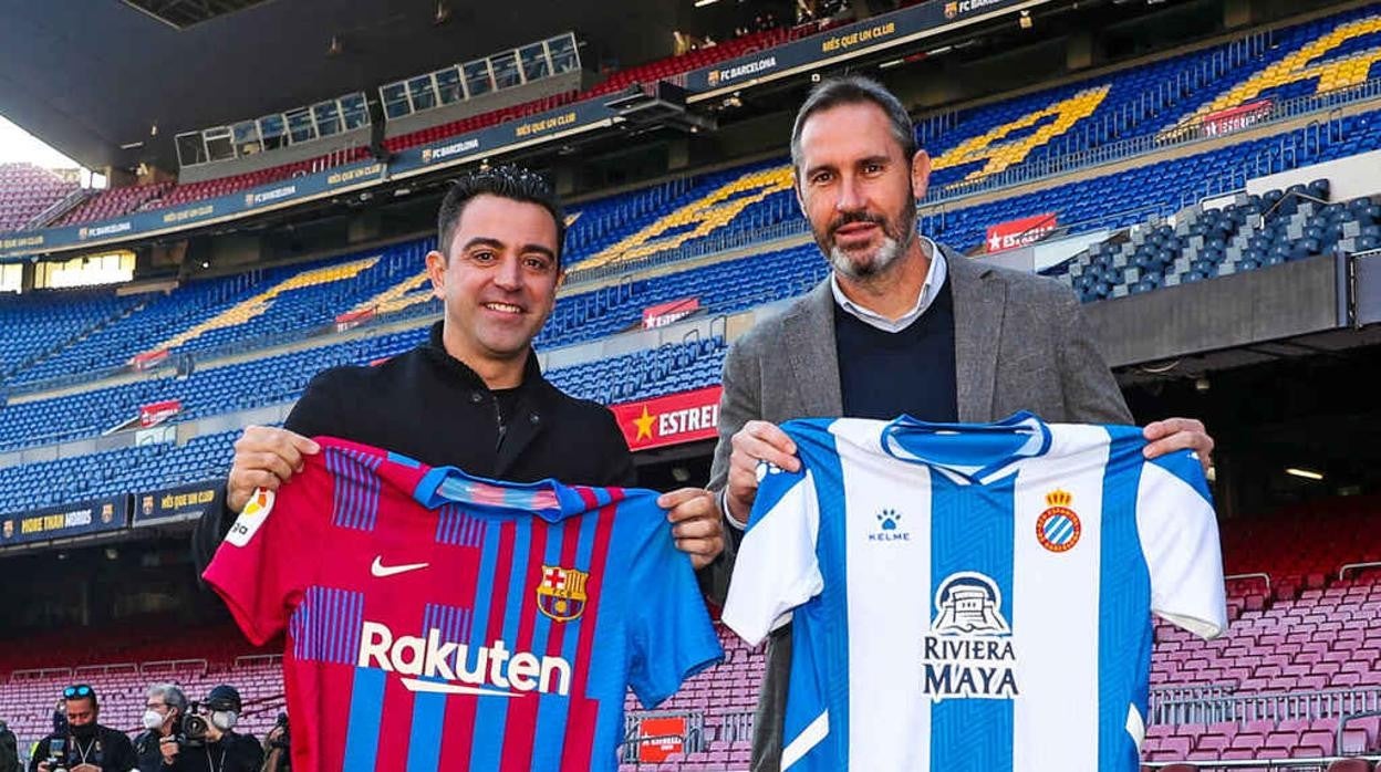 Xavi y Vicente Moreno posan con as camisetas de sus respectivos equipo