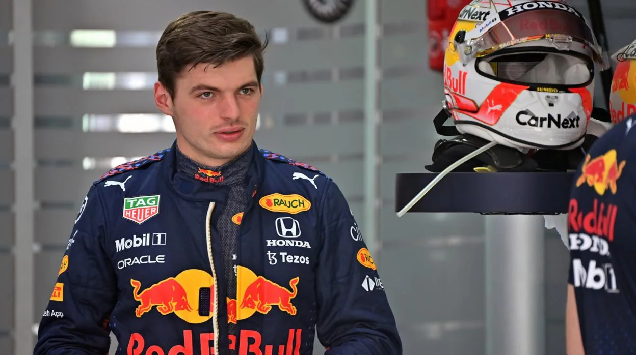 Verstappen, en el 'box' de Red Bull