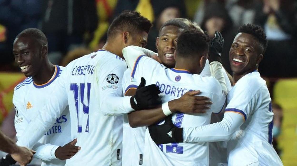 Los jugadores del Real Madrid celebran el gol de Alaba ante el Sheriff Tiraspol