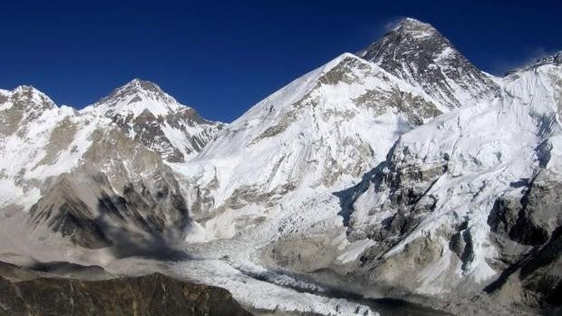 Abren una nueva ruta en el Everest para evitar muertes