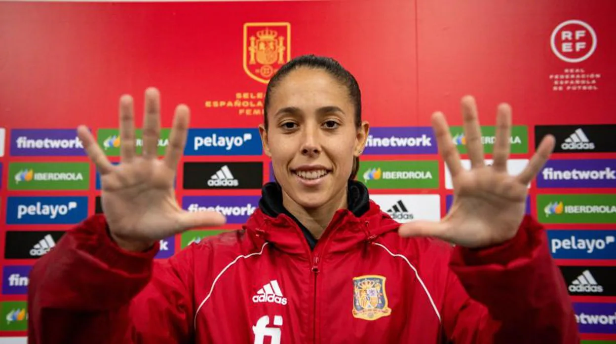 Lola Gallardo enseña las manos que defienden la portería de la selección española femenina