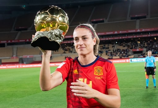 Alexia Putellas ofrece a Sevilla su Balón de Oro ganado anoche en París