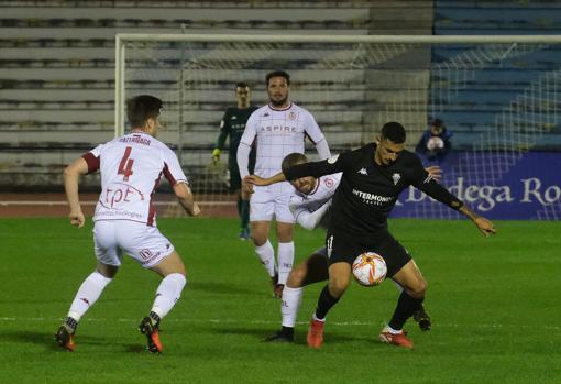 El jugador isleño Cveticanin entre dos jugadores visitantes