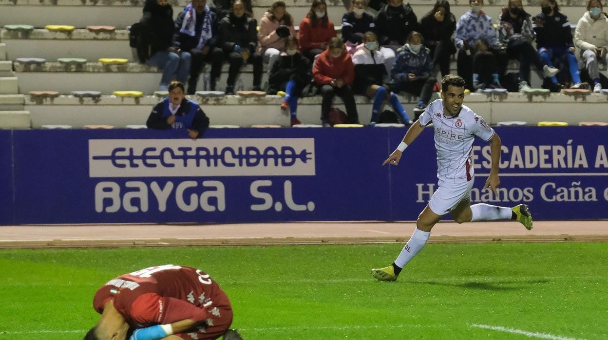 Alberto Solís, jugador de la Cultural, celebra el segundo gol ante la desolación del portero Matías Ramos