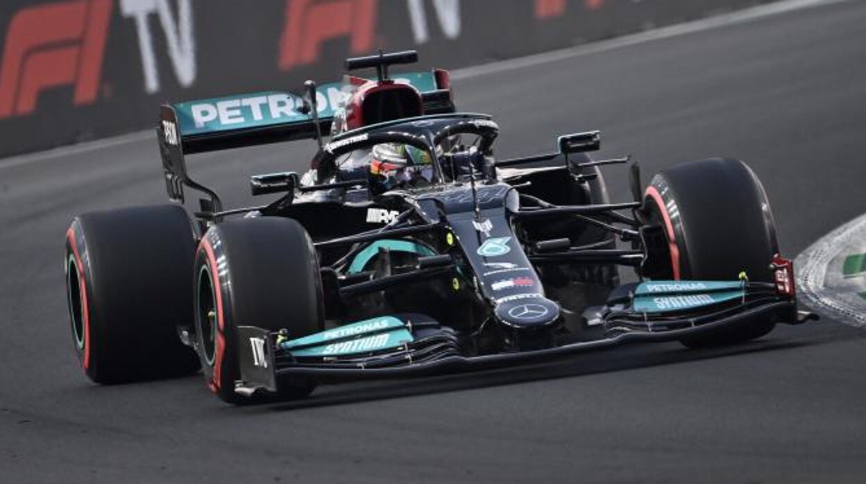 Hamilton atrapa la pole tras un enorme error de Verstappen
