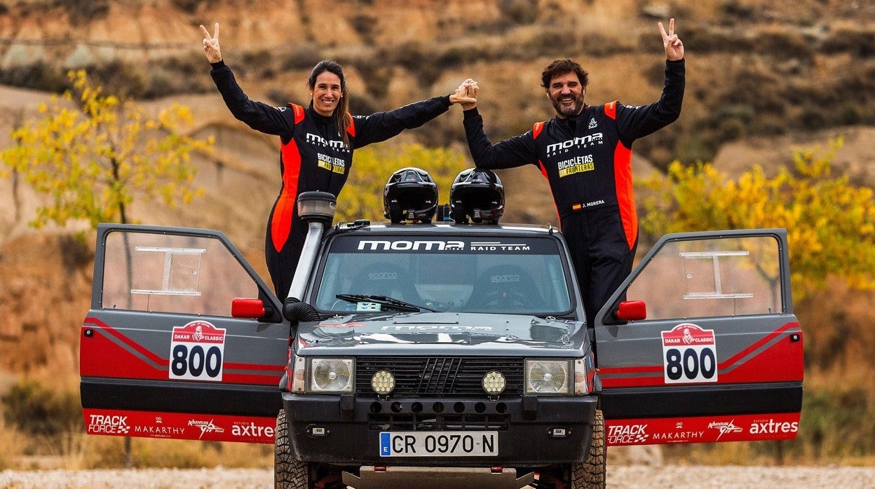 Lidia Ruba y Juan Morera, con el Fiat Panda 4x4 con el que irán al Dakar