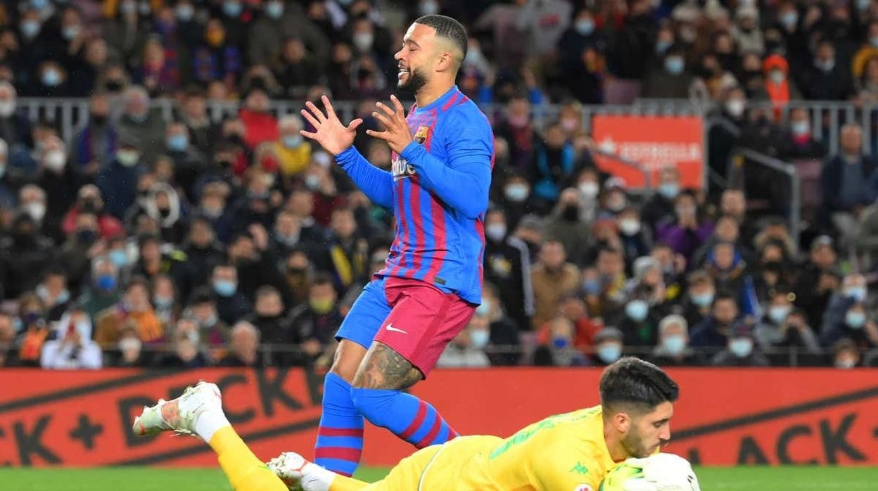 Memphis se lamenta tras fallar una jugada ante el Betis