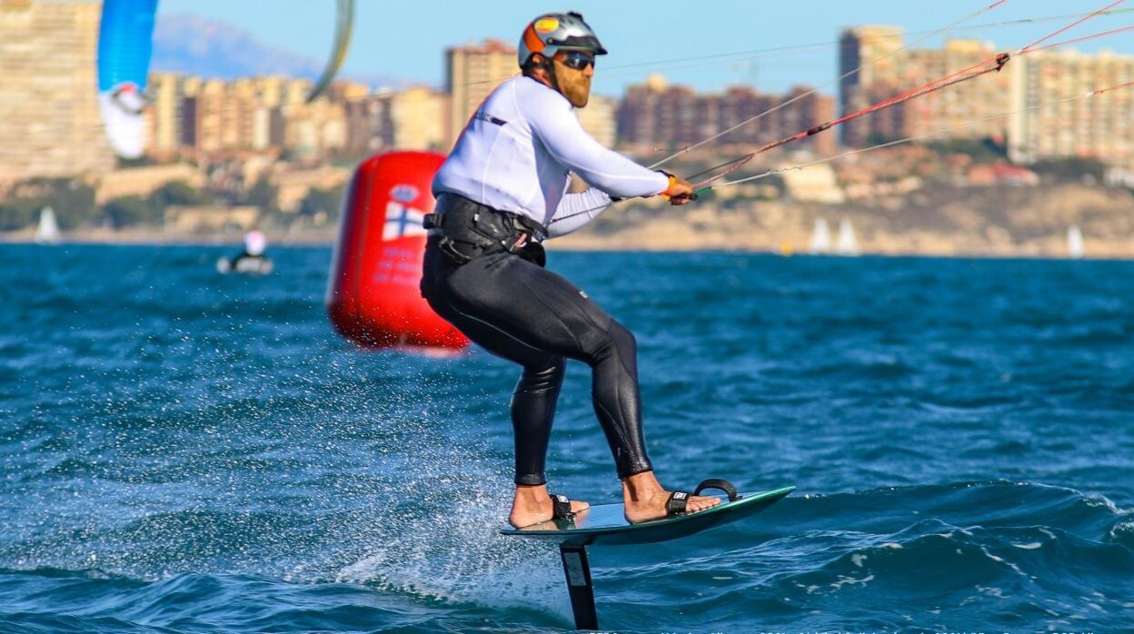 Alex Climent, campeón de España de Kitefoil en la Semana Náutica de Alicante