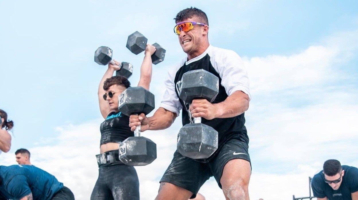 Álex Anasagasti, en un ejercicio de pesas durante un campeonato de crossfit