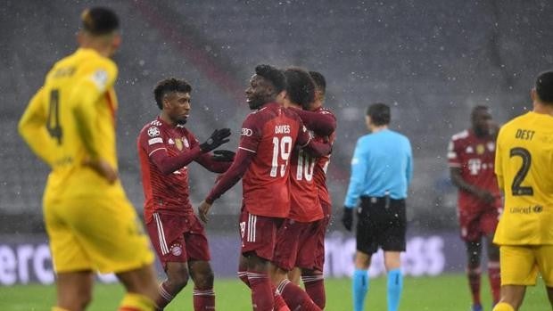 El Barça cae sin fútbol ni dignidad