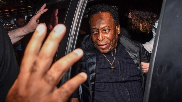 Pelé vuelve al hospital para seguir con su tratamiento de quimioterapia