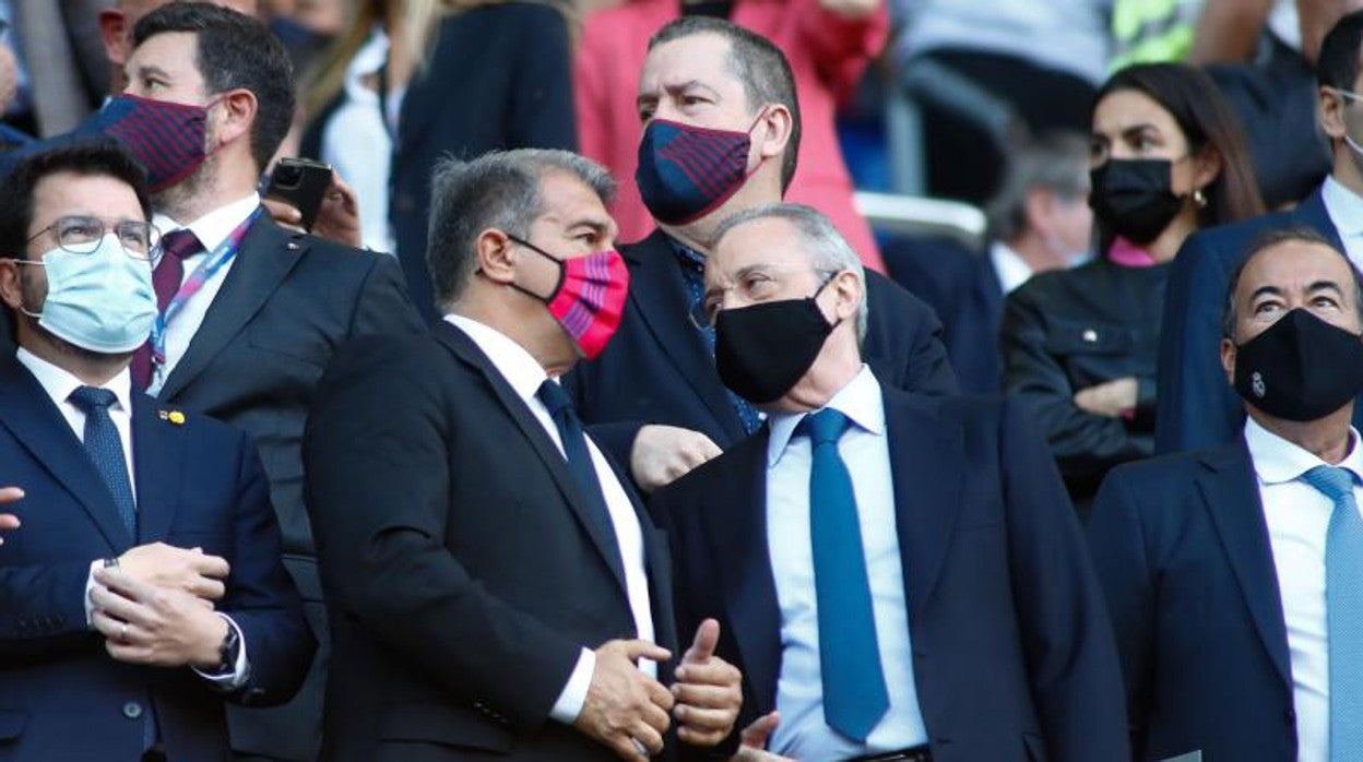 Joan Laporta y Florentino Pérez, en el palco del Camp Nou