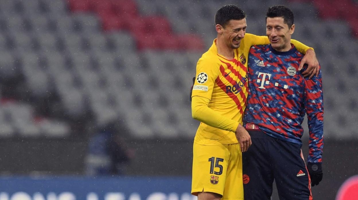 Lenglet se abraza a Lewandowski tras el partido