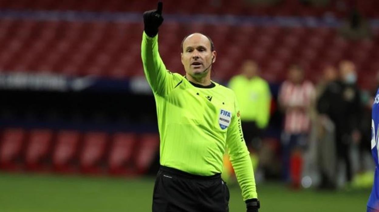 Mateu Lahoz, durante un partido internacional de la FIFA