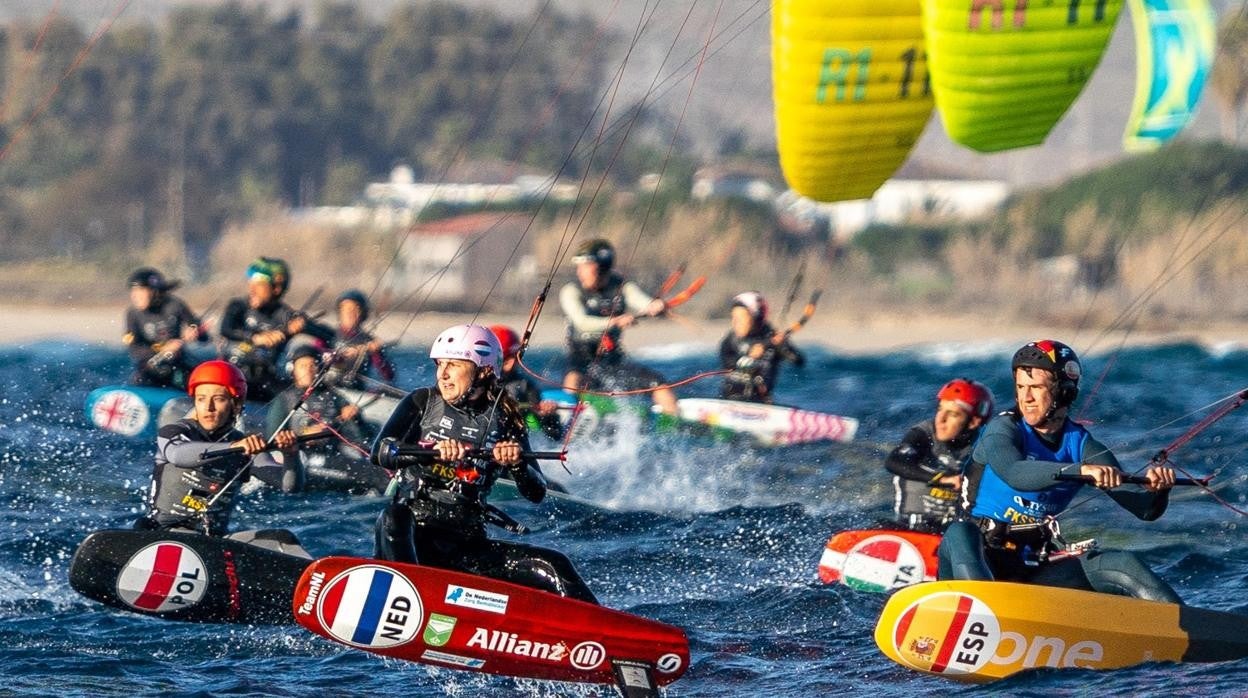 Una de las salidas de la regata de hoy con Sebastián Ducos con la tabla amarilla