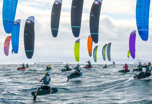 Una de las multitudinarias salidas de hoy viernes de la Spirit of Adventure FKSS Tarifa