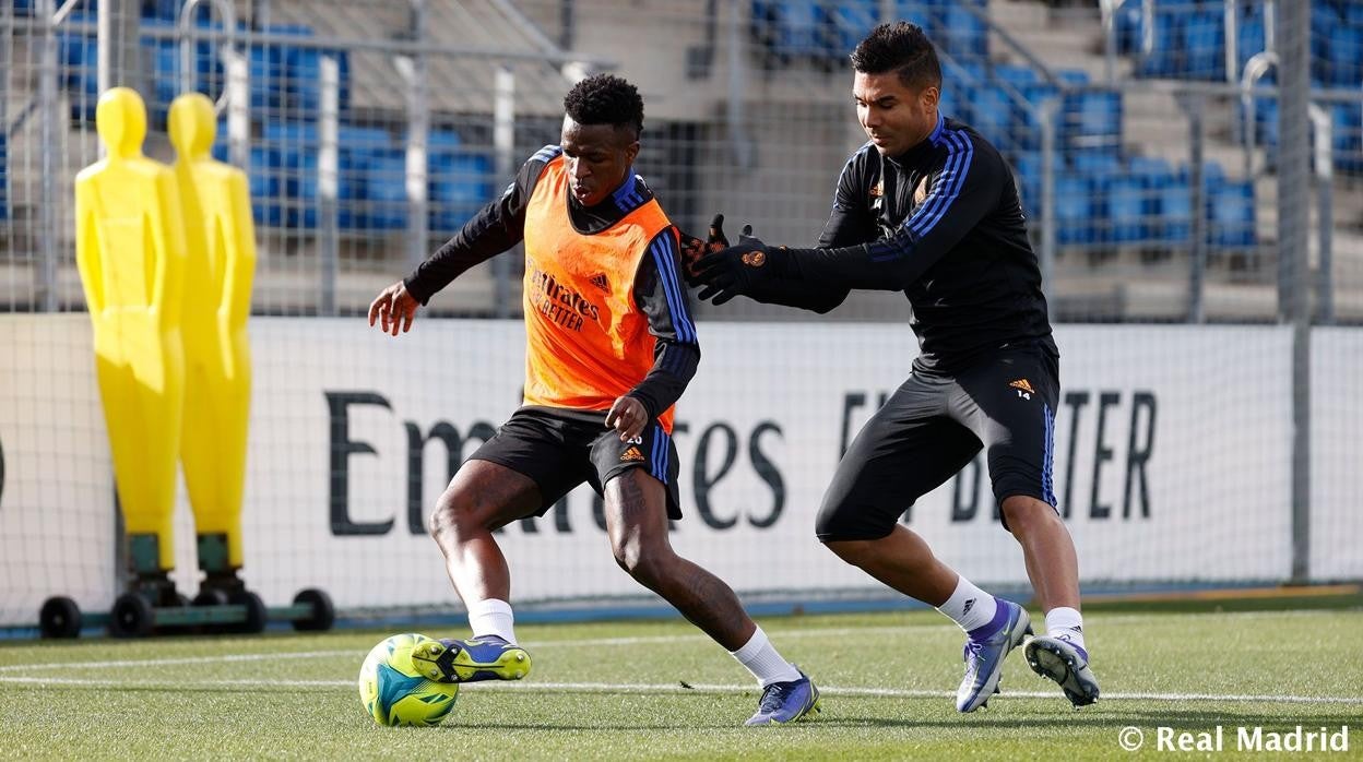 Casemiro presiona a Vinicius en el entrenamiento de ayer