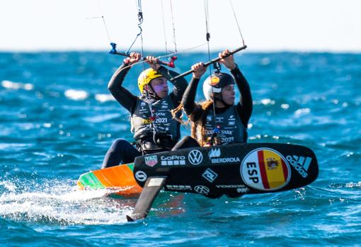 Gisela Pulido, a la derecha, compitiendo en la jornada de hoy de las Spirit of Adventure FKSS Tarifa