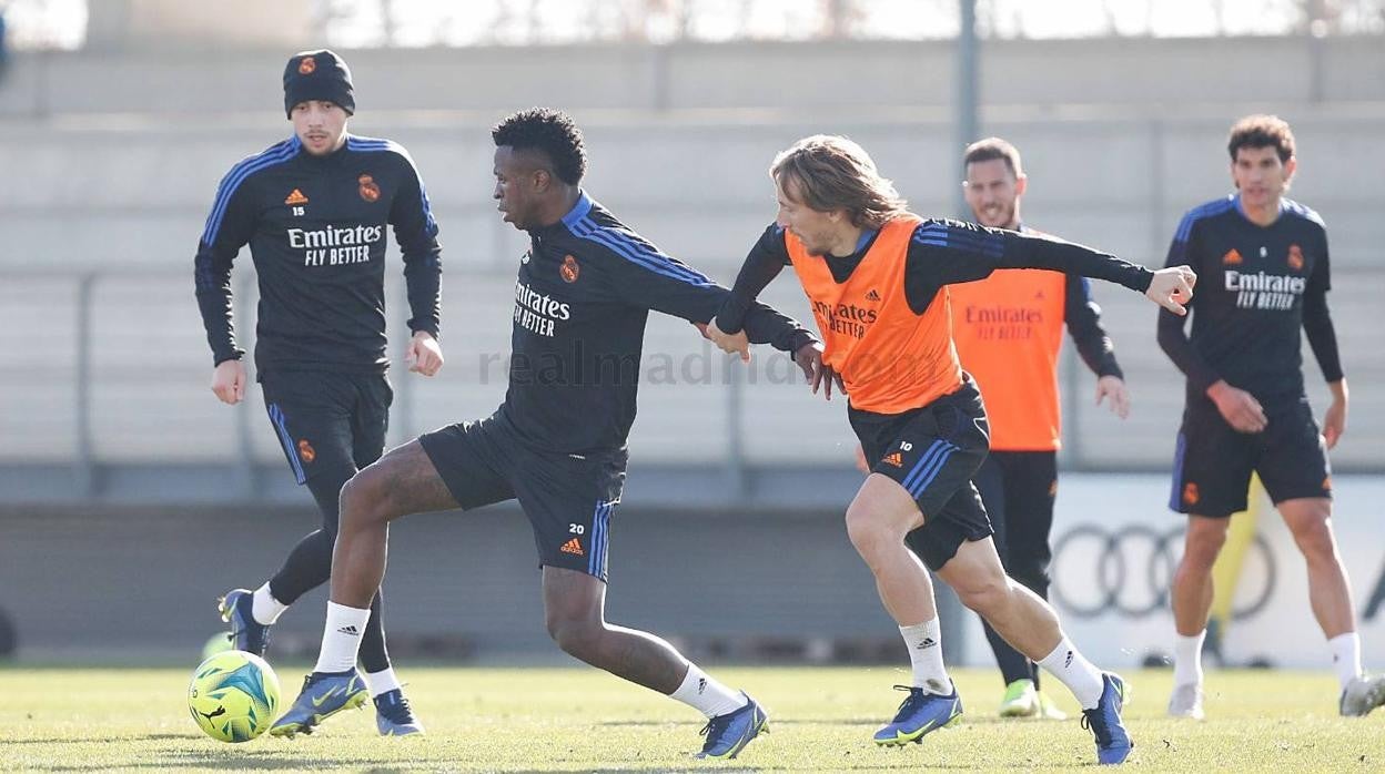 Vinicius y Modric en el último entrenamiento