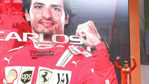 Carlos Sainz cierra un gran año en su debut con Ferrari
