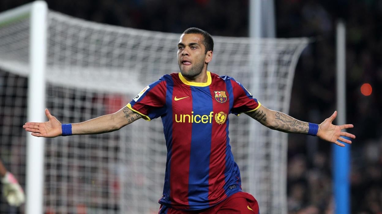 Dani Alves celebra un gol durante su primera etapa en el Barcelona