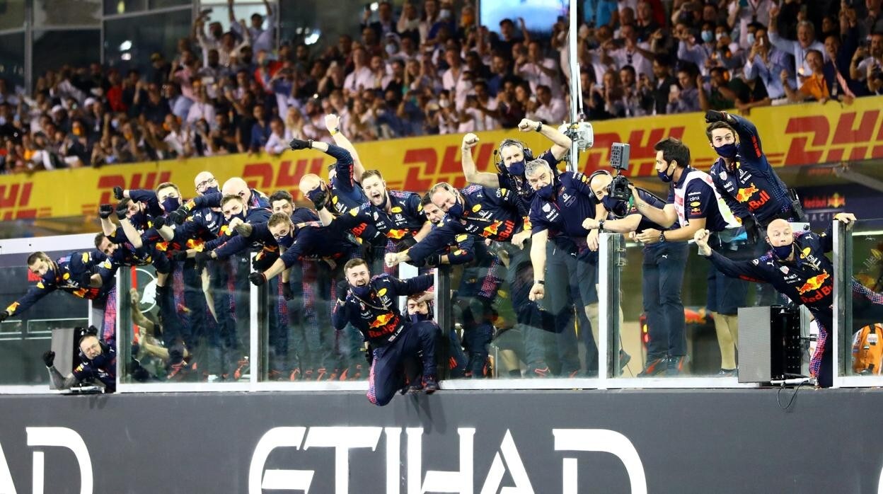 El equipo Red Bull acompañó a su piloto en el paso por meta