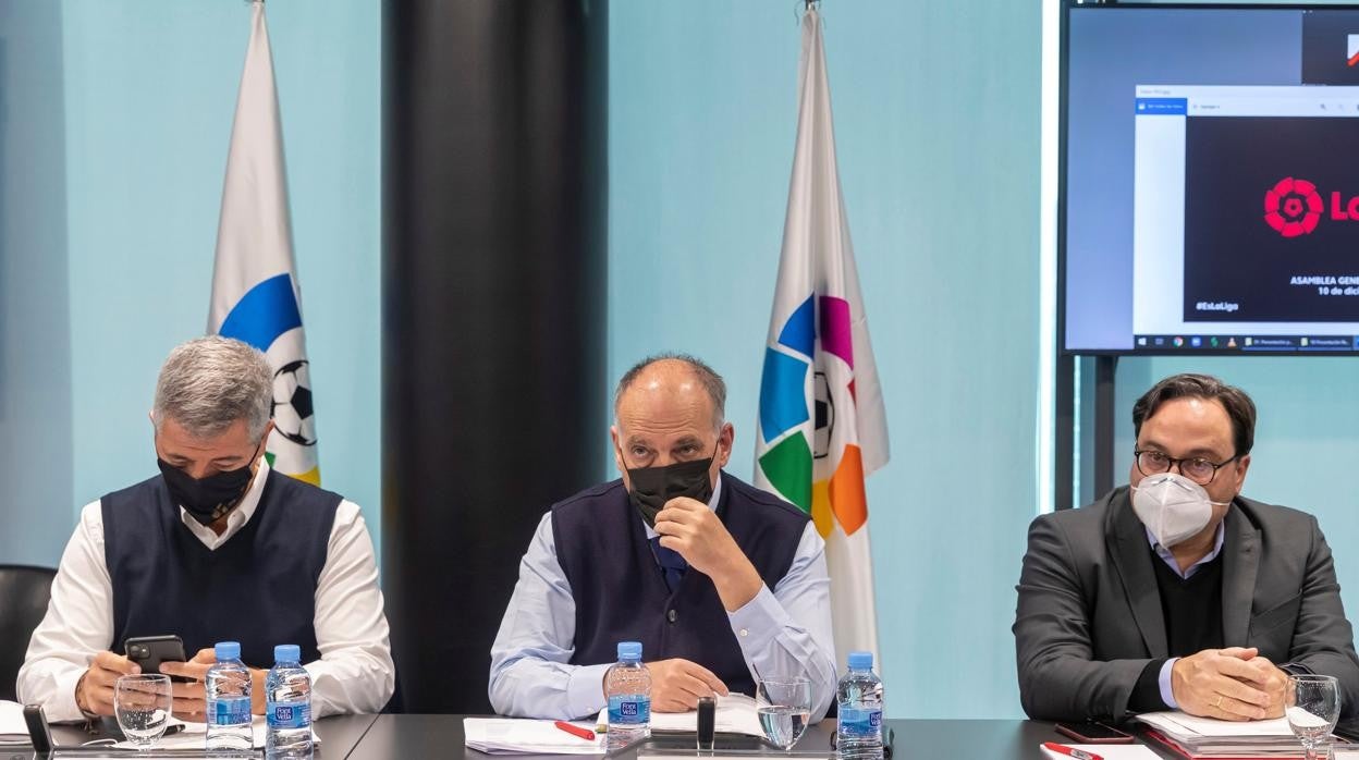 Javier Tebas (centro), presidente de LaLiga, durante la asamblea del pasado sábado