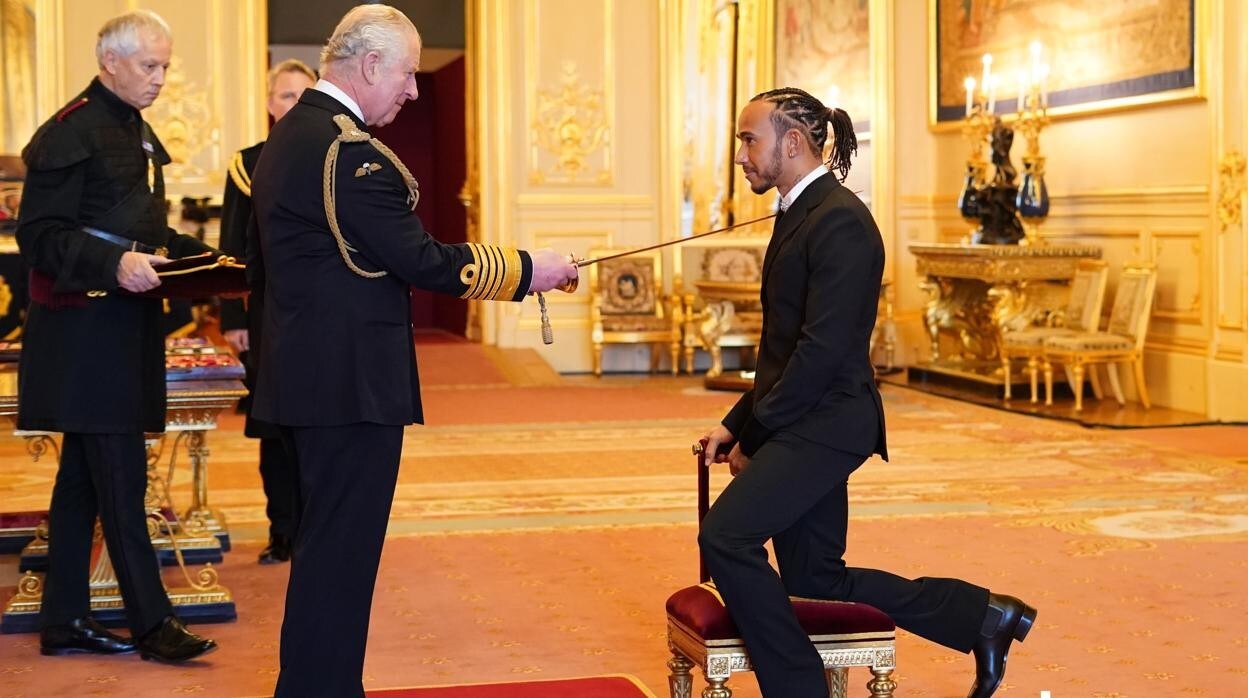 Hamilton reaparece como Sir con el Príncipe Carlos