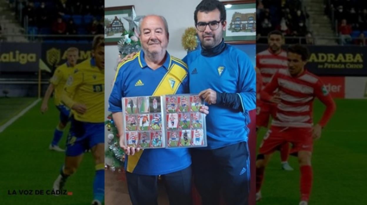 Los aficionados cadistas posan junto al álbum de cromos