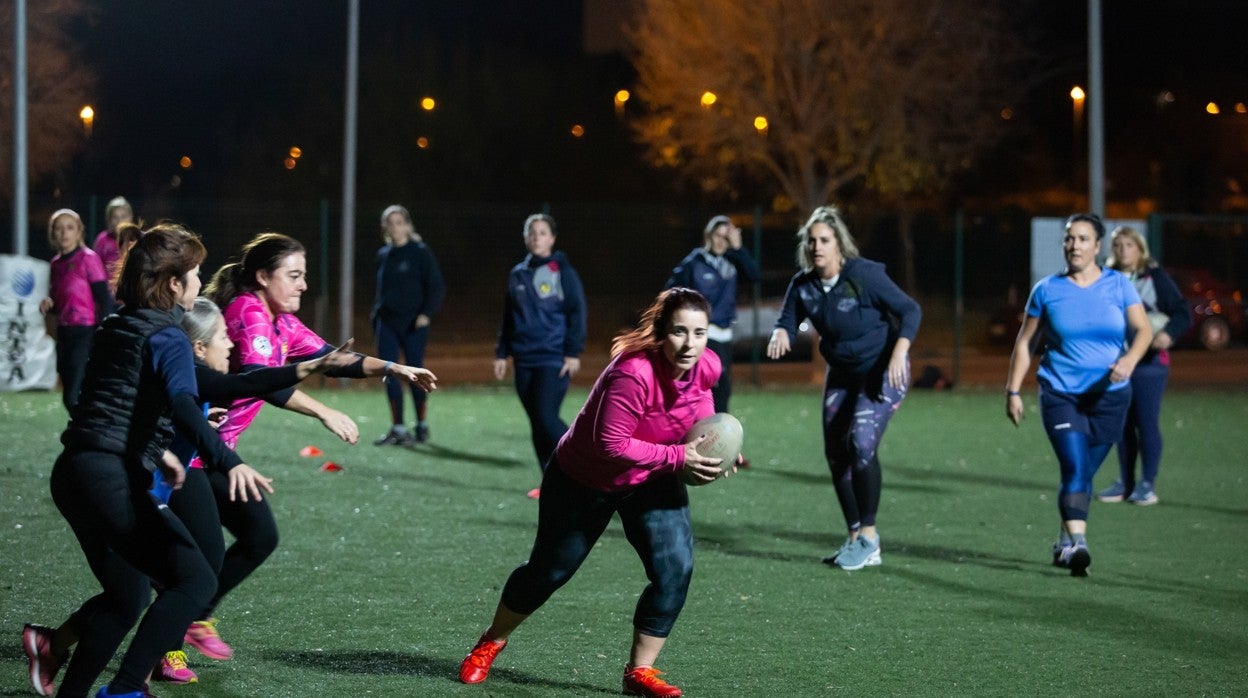 Entrenamiento del equipo 'Malas Madres' en el campo de Cavaleri